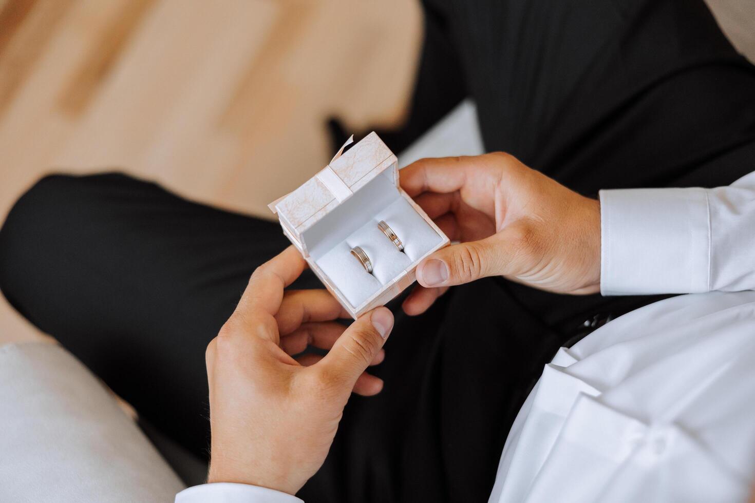 twee goud bruiloft ringen voor bruiden net zo een symbool van eeuwigheid. alles is klaar voor de bruiloft ceremonie. een aanbod van een hand- en een hart foto