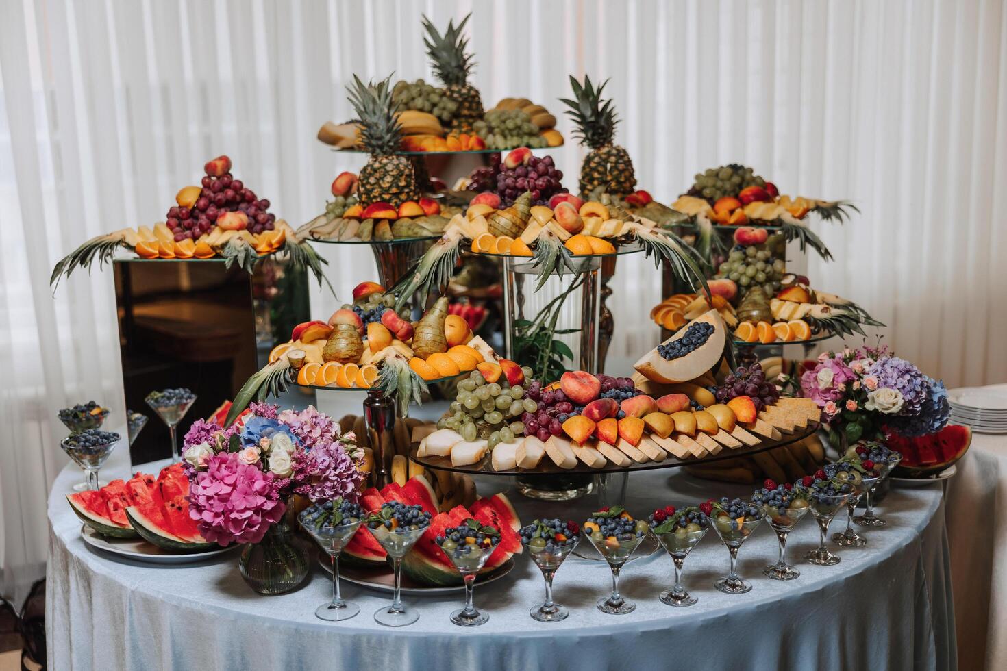 fruit buffet voor een bruiloft. assortiment van exotisch fruit in de restaurant. divers composities van vers vruchten. foto