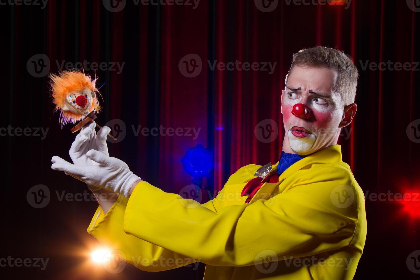 circus clown presteert nummer. een Mens in een clown kleding met een speelgoed- foto