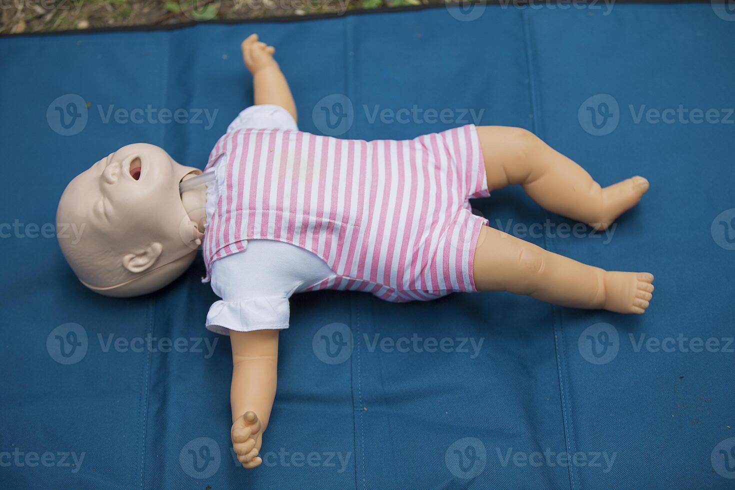 mannequin kind voor eerste steun opleiding. opleiding dummy kind voor beoefenen kunstmatig ademhaling foto