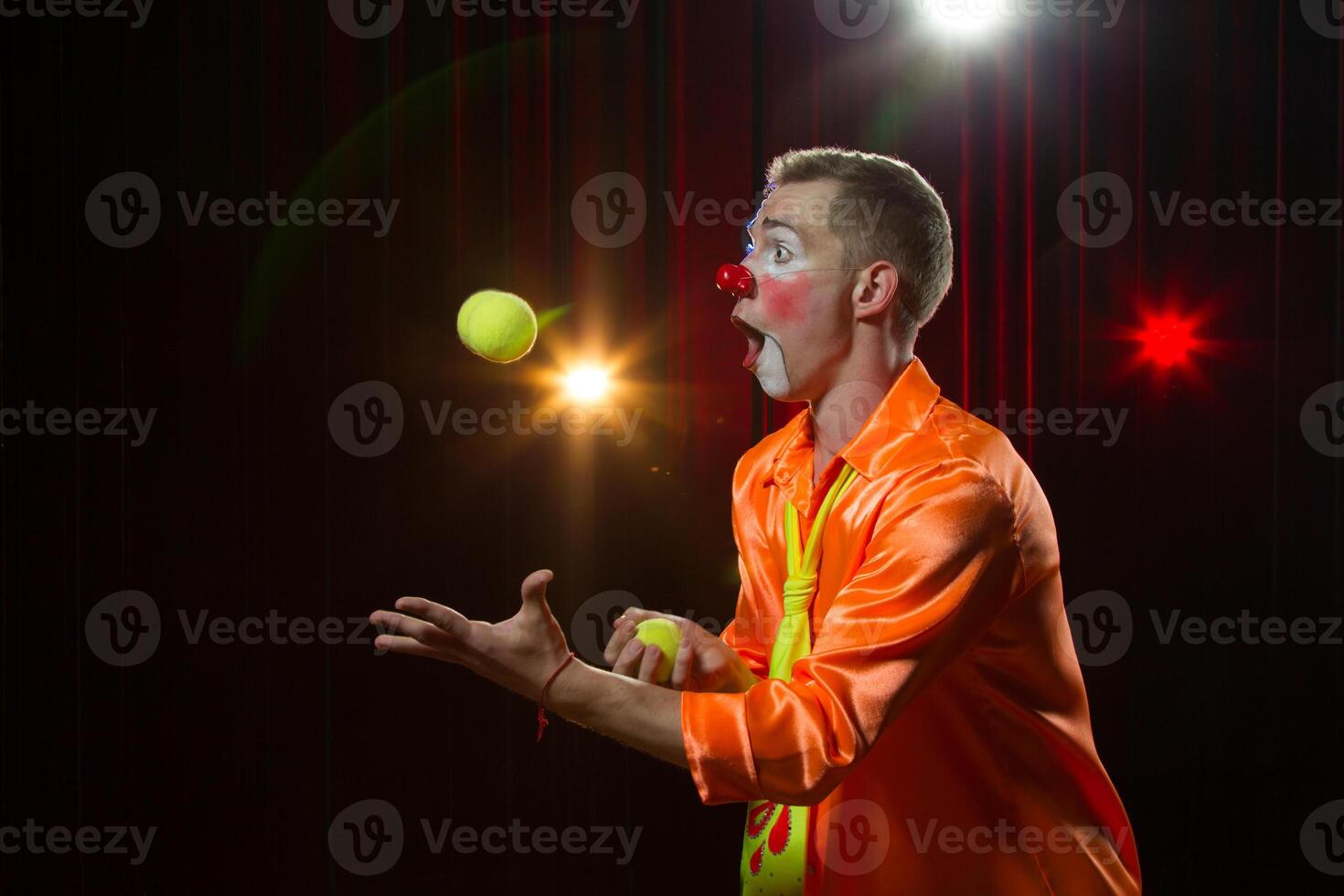 circus clown presteert nummer. clown Mens jongleert foto