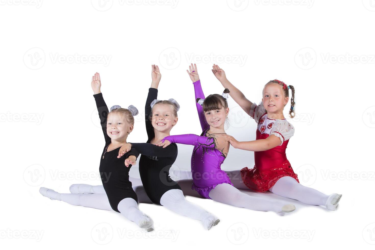 meisjes gymnasten Aan een wit achtergrond. vier weinig acrobaten Aan de snaar. foto