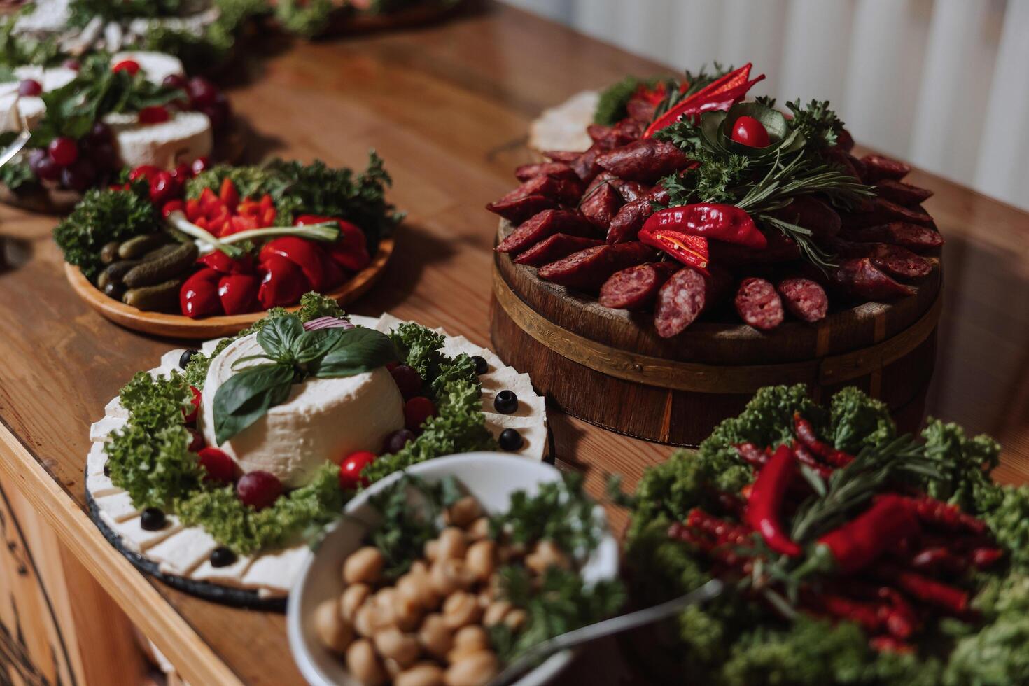 vlees en kaas snacks Aan de buffet. een buffet in een Gesloten kamer, Bij een bruiloft viering of verjaardag. boterhammen Aan spiesjes voordat de begin van de vakantie. foto