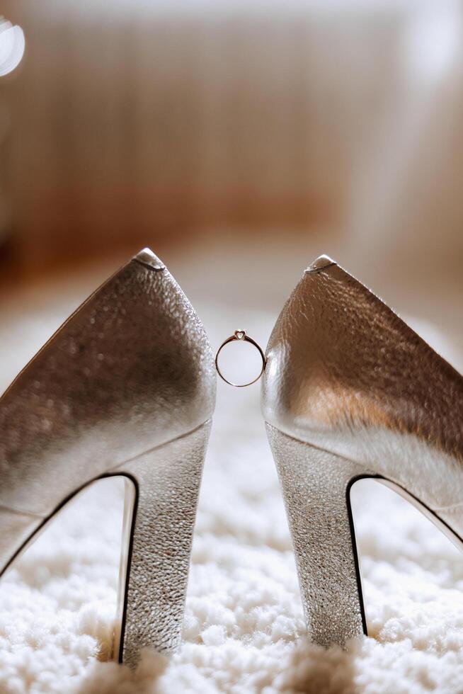 bruid schoenen. de meisje draagt stiletto's. elegant vrouwen schoenen. mooi details. de bruid zet Aan haar schoenen en bereidt zich voor voor de bruiloft ceremonie foto