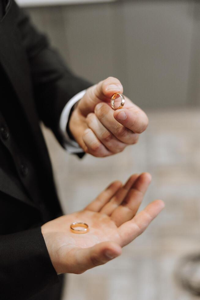 twee goud bruiloft ringen voor bruiden net zo een symbool van eeuwigheid. alles is klaar voor de bruiloft ceremonie. een aanbod van een hand- en een hart foto