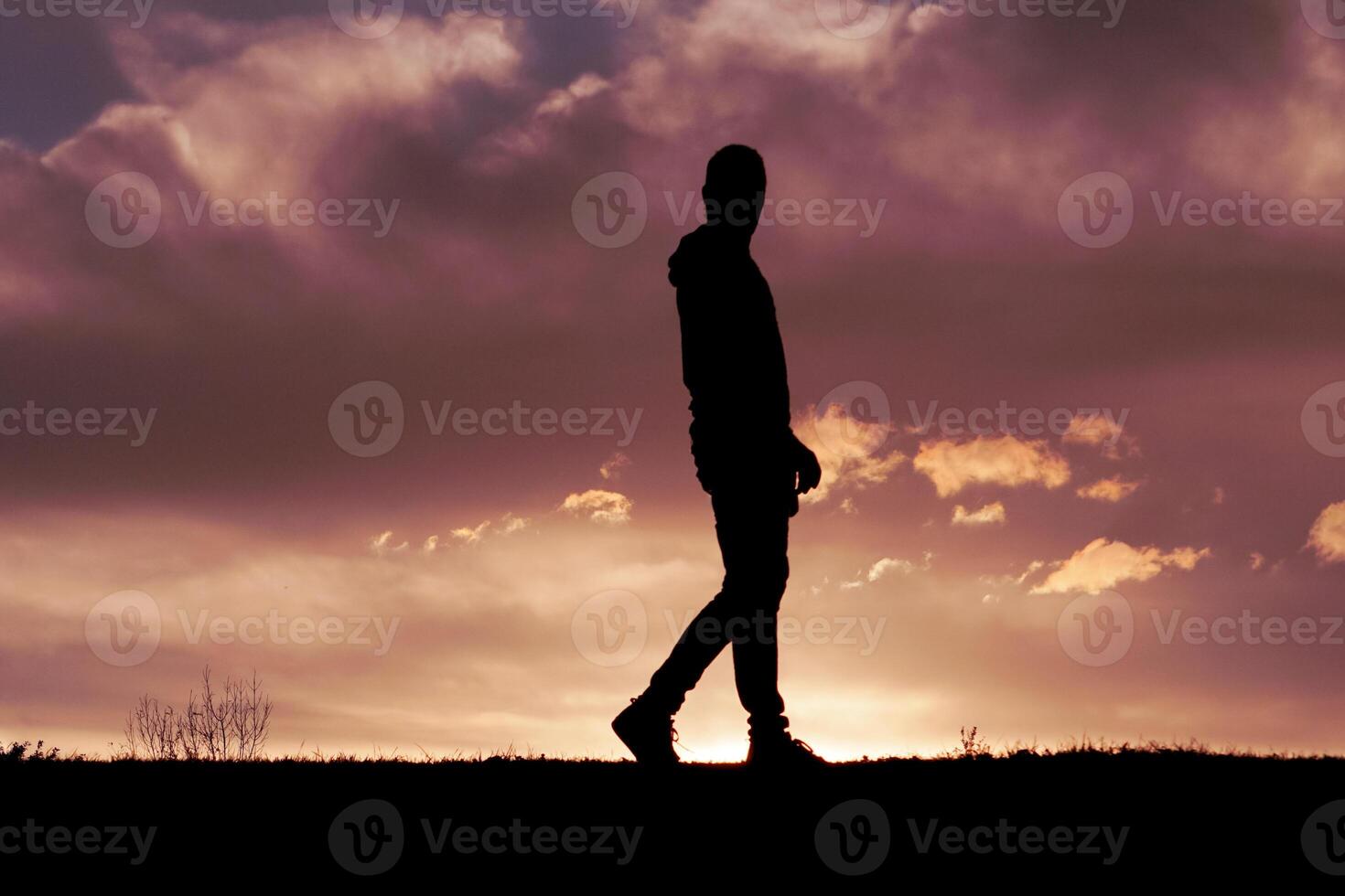 Mens silhouet portret trekking in de berg in zomertijd foto