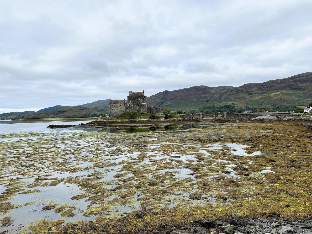 Schotland in de uk Aan 31 augustus 2021. een visie van eilean doonan kasteel foto