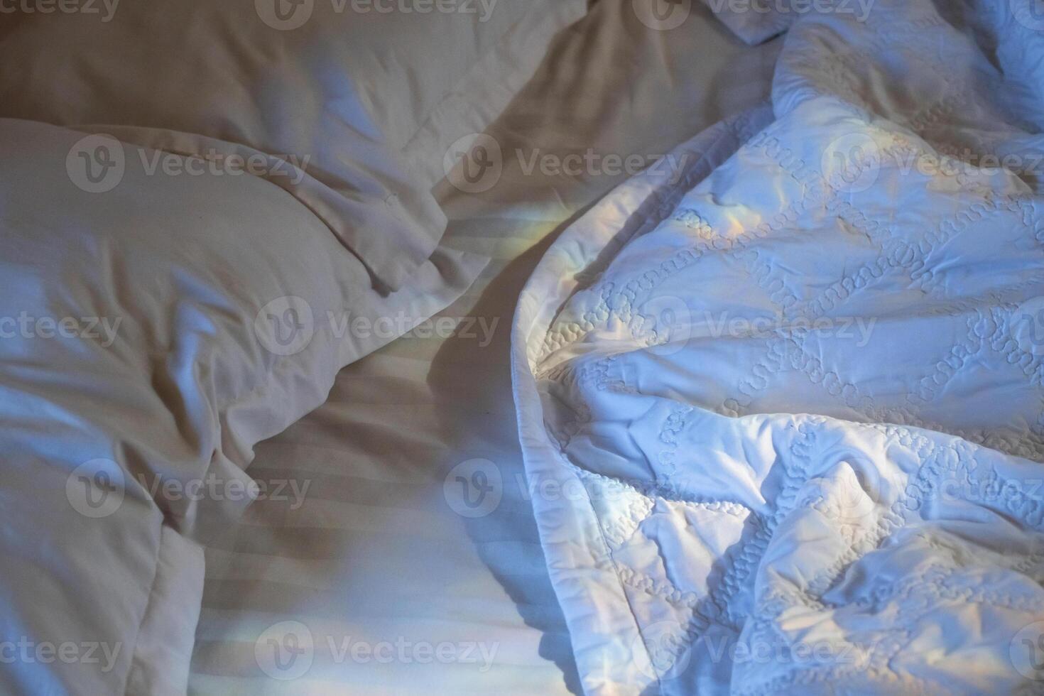 weerspiegeld kleurrijk licht Aan de leeg bed. foto