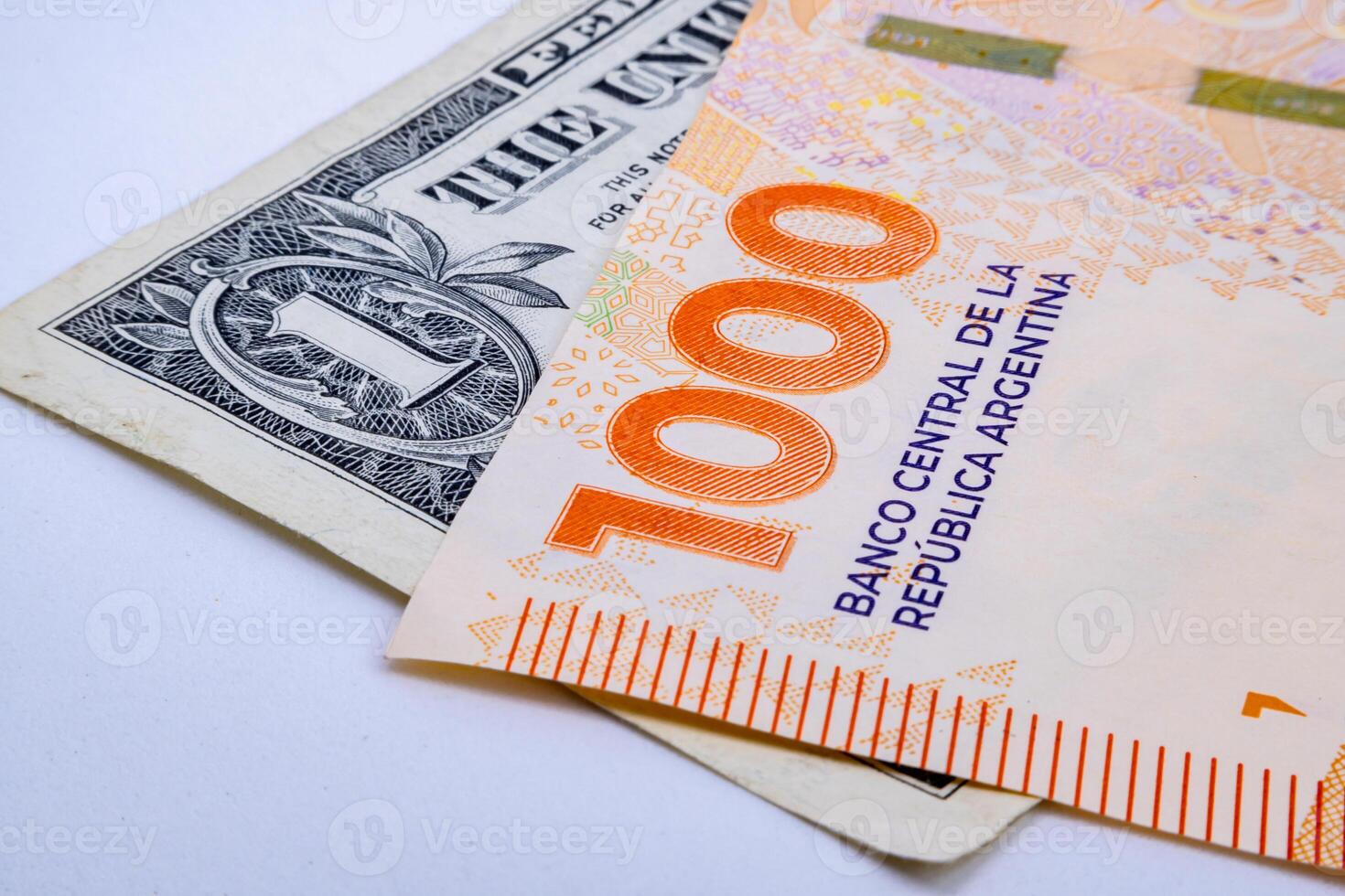 een duizend Argentijns pesos en een dollar foto