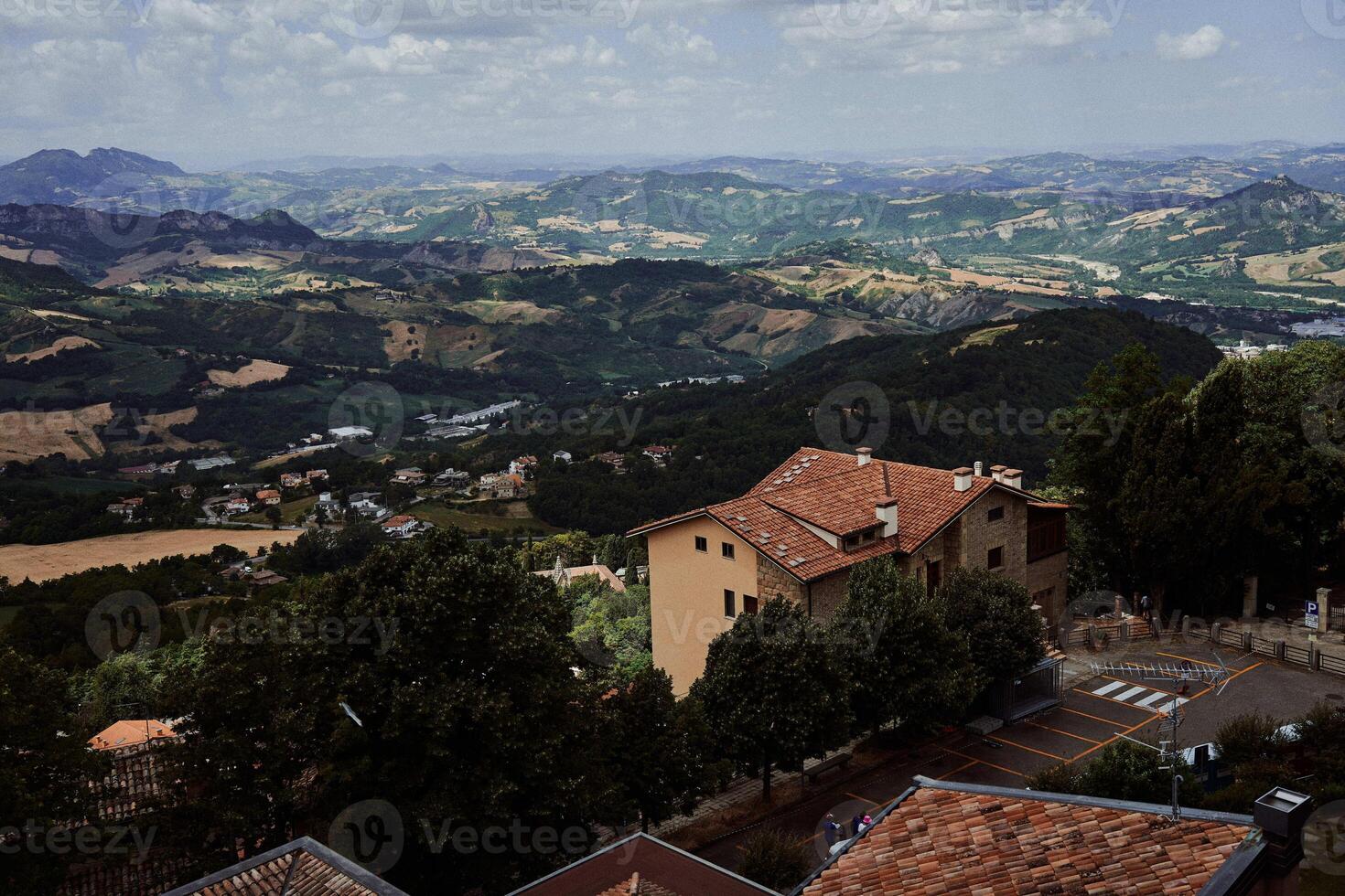 een adembenemend visie van bovenstaand van de huizen en natuur van san marino foto