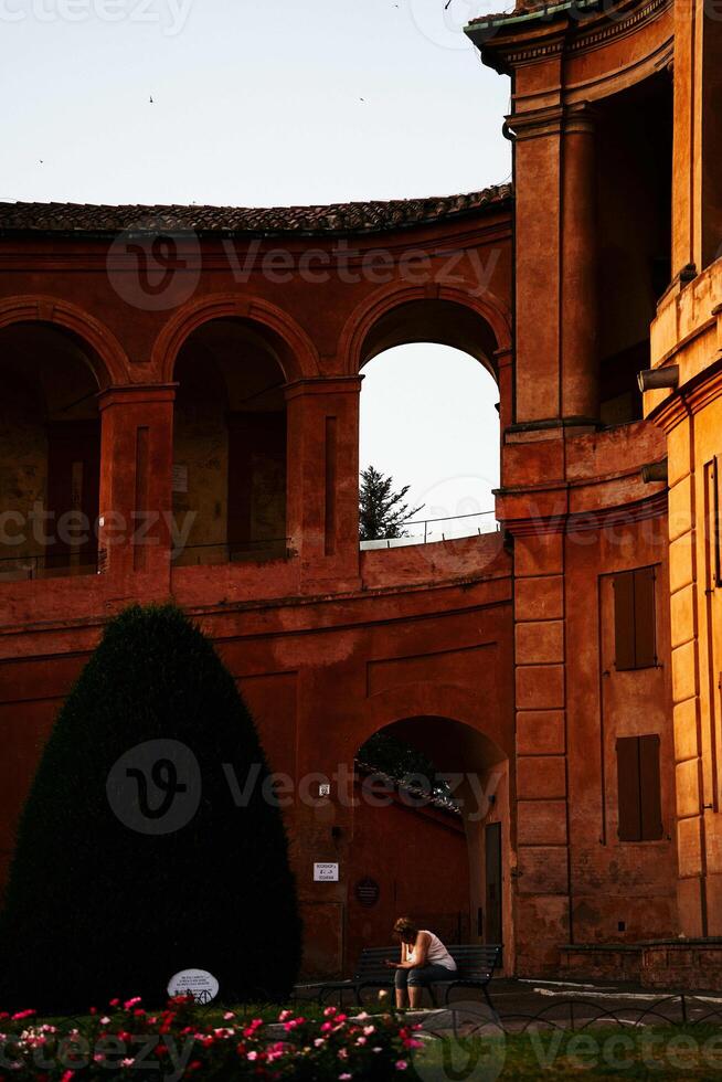 kerk van heilige luka in bologna in de instelling zon foto