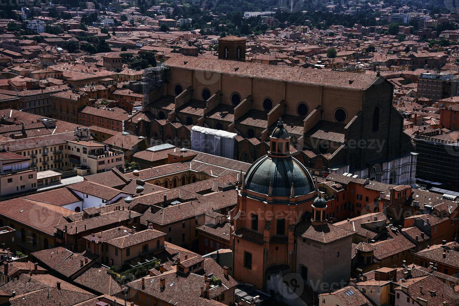 top visie van de terracotta daken van bologna, de atmosfeer van de Italiaans zomer foto