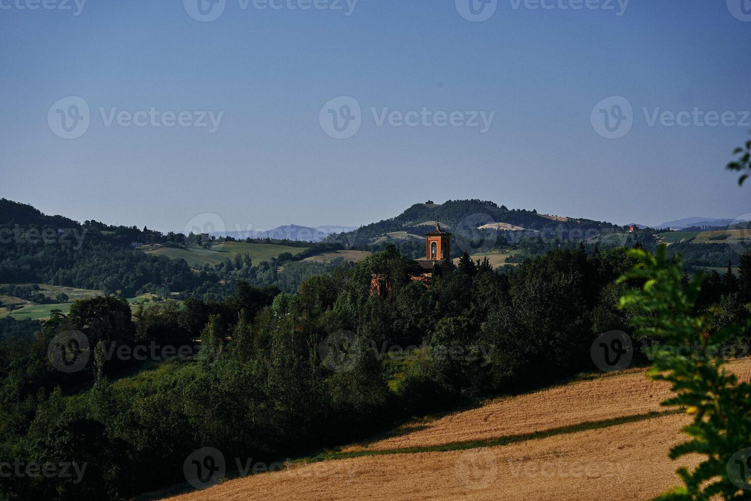 de kerk Aan de heuvel, in de omgeving van bologna, de atmosfeer van de Italiaans zomer foto