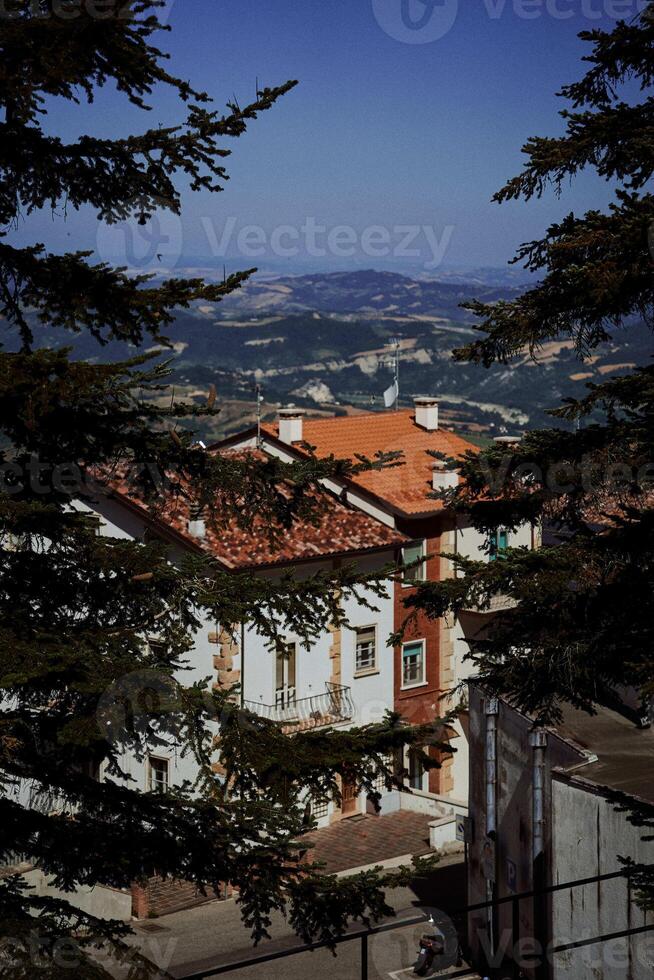 de straten van san marino zijn omringd door groen foto