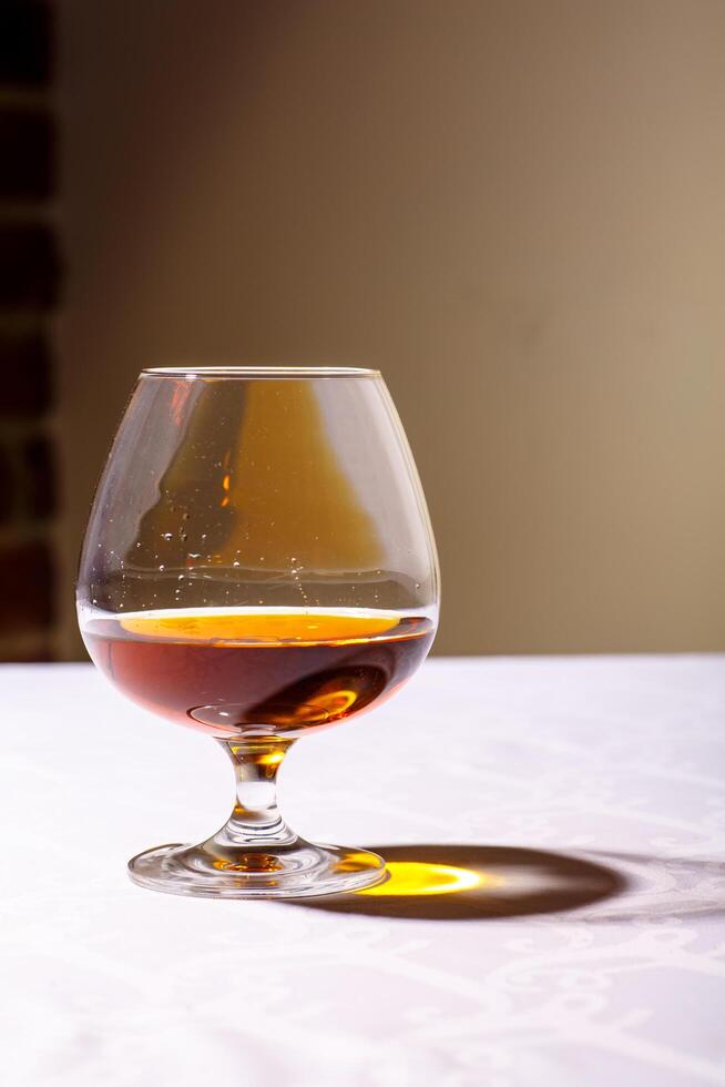 de schittering van de glas van Frans brandewijn weerspiegeld Aan wit tab foto