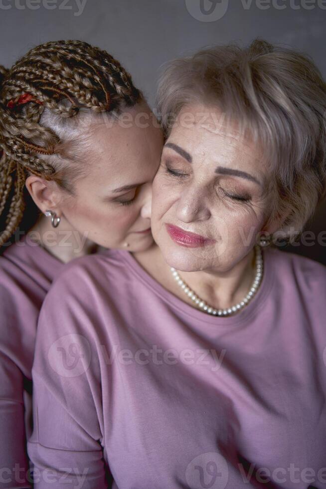 portret van oud moeder en middelbare leeftijd dochter Bij huis foto