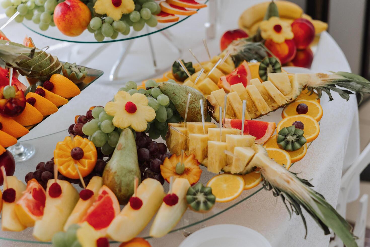 fruit buffet voor een bruiloft. assortiment van exotisch fruit in de restaurant. divers composities van vers vruchten. foto