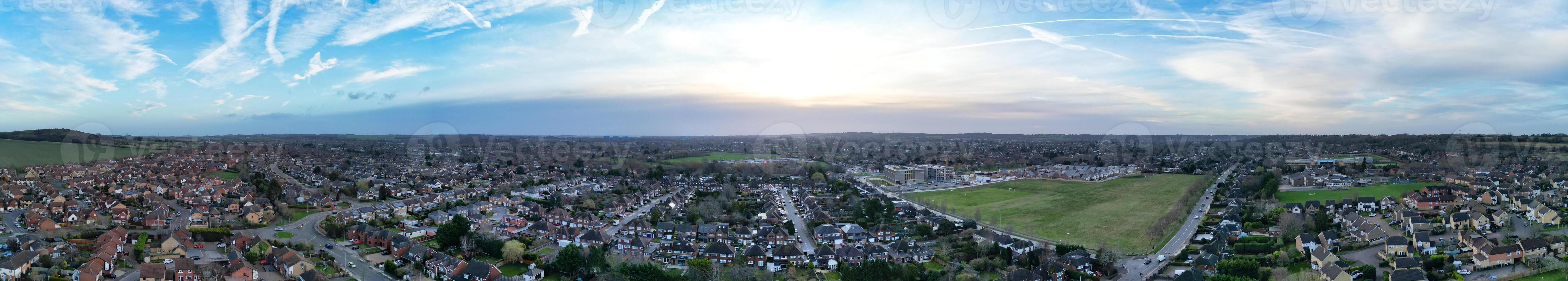 hoog hoek panoramisch visie van oosten- luton stad van Engeland gedurende zonsondergang. luton, Engeland uk. feb 19e, 2024 foto