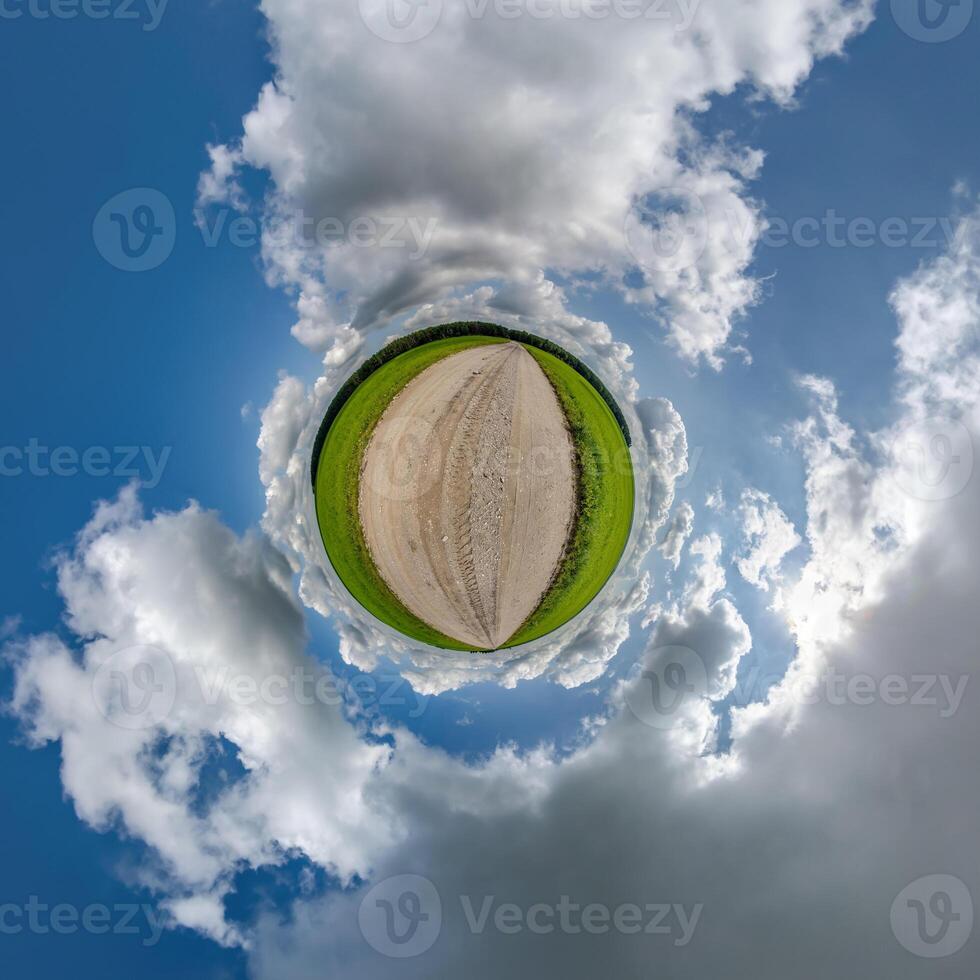 gemakkelijk groen klein planeet zonder gebouwen in blauw lucht met mooi wolken. transformatie van bolvormig panorama 360 graden. bolvormig abstract antenne visie. kromming van ruimte. foto