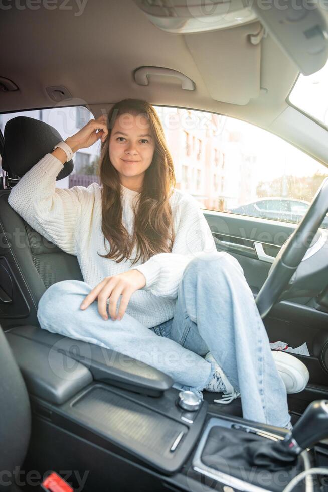 portret van jong vrouw binnen auto interieur. de auto net zo een plaats in welke een significant een deel van mensen leeft passeert foto