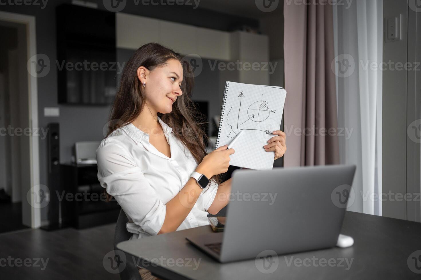 vrouw leraar hebben video conferentie babbelen met leerling of klasse groep, gebruik makend van laptop. vrouw pratend naar webcam, uitleggen. online onderwijs concept foto