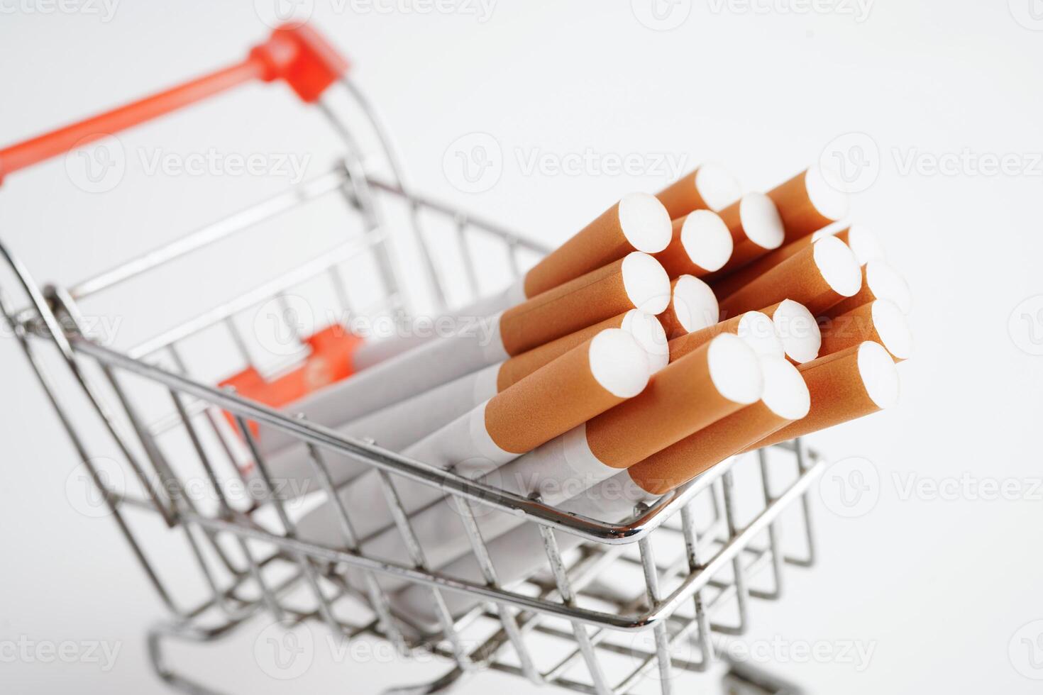 sigaret in boodschappen doen kar, kosten, handel, afzet en productie, Nee roken concept. foto