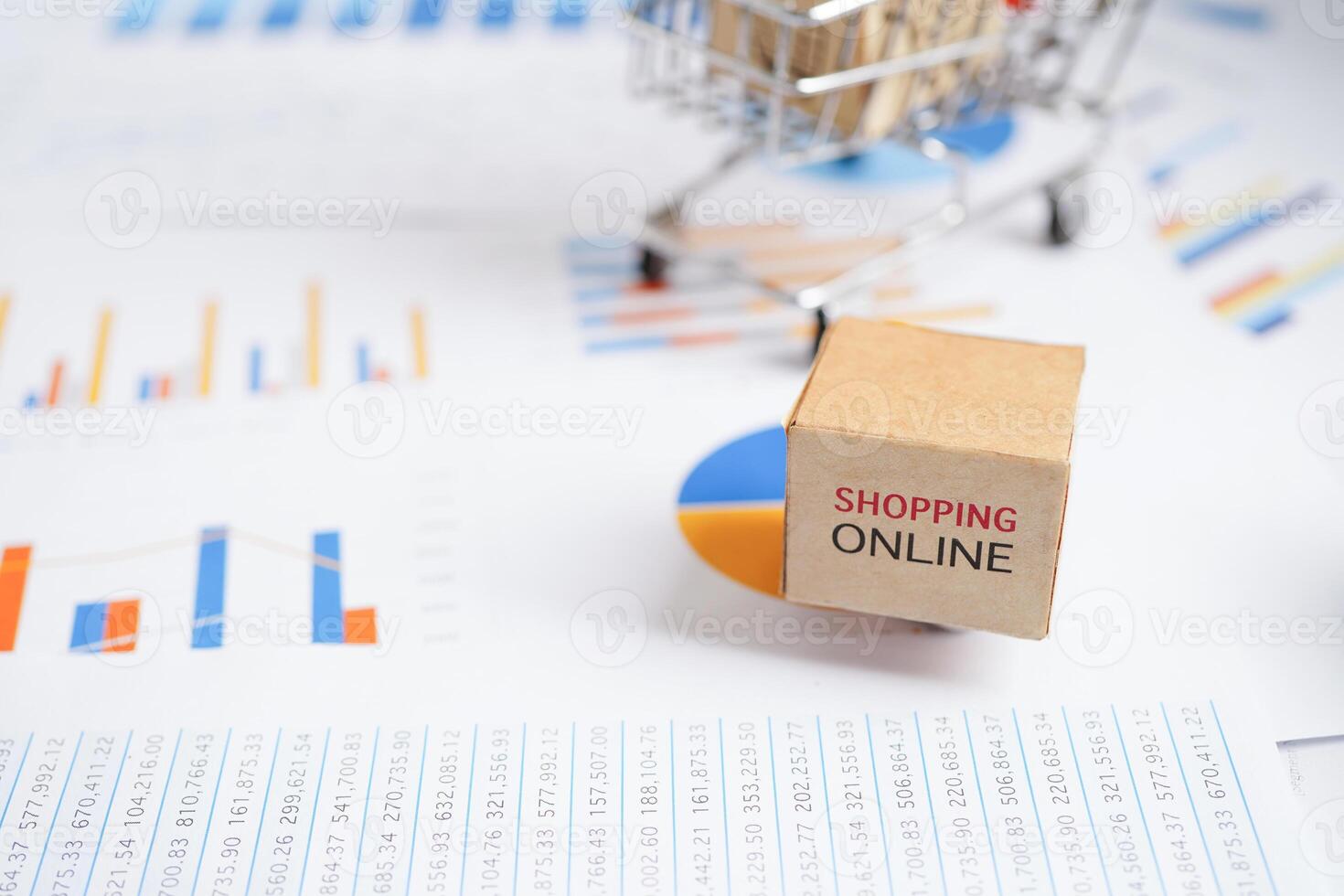 online winkelen, winkelwagentje op zakelijke grafiek, import export, financiële handel. foto