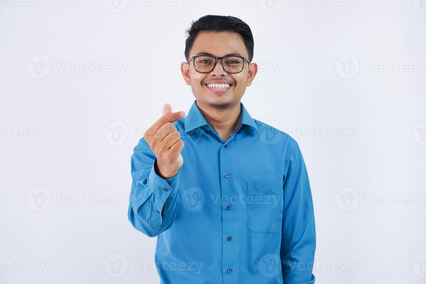 glimlachen of gelukkig Aziatisch zakenman met bril tonen gebaar hart vorm handen of kruispunt zijn inhoudsopgave vinger en duim de symbool saranghae, sarangheo, saranghaeo foto