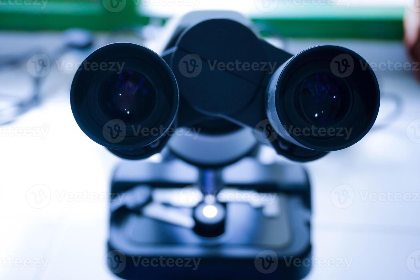 detailopname schot van microscoop met metaal lens Bij laboratorium. Onderzoek chemie uitrusting strekking biotechnologie foto