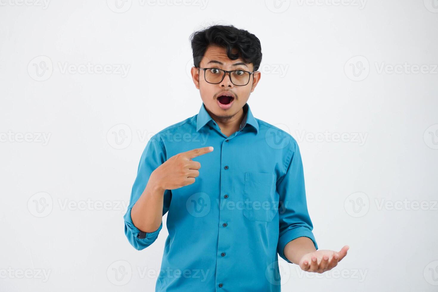 geschokt of schreeuwden jong Aziatisch zakenman met bril vrolijk blauw overhemd opgewonden punt vinger Bij zichzelf Open mond geïsoleerd Aan wit achtergrond foto