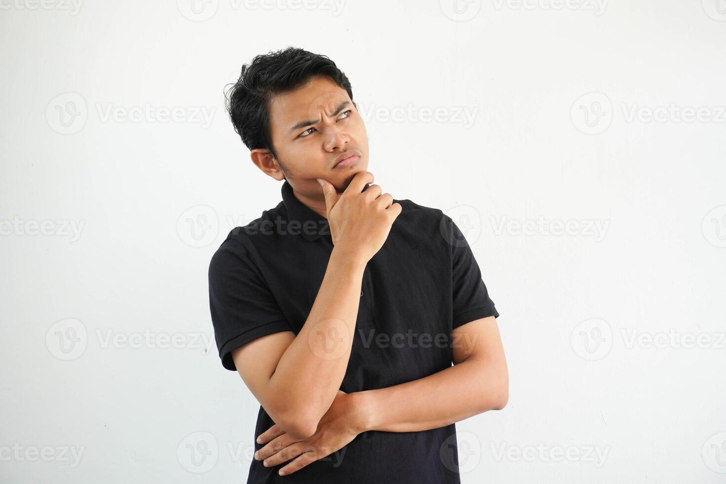 denken iets idee jong Aziatisch Mens en hand- Holding kin gewoontjes kleding zwart polo t overhemd geïsoleerd Aan wit achtergrond foto