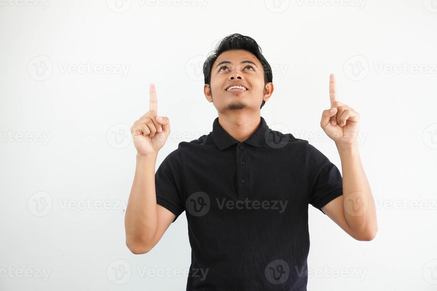 jong Aziatisch Mens glimlachen gelukkig en richten beide handen omhoog vervelend zwart polo t overhemd geïsoleerd Aan wit achtergrond foto