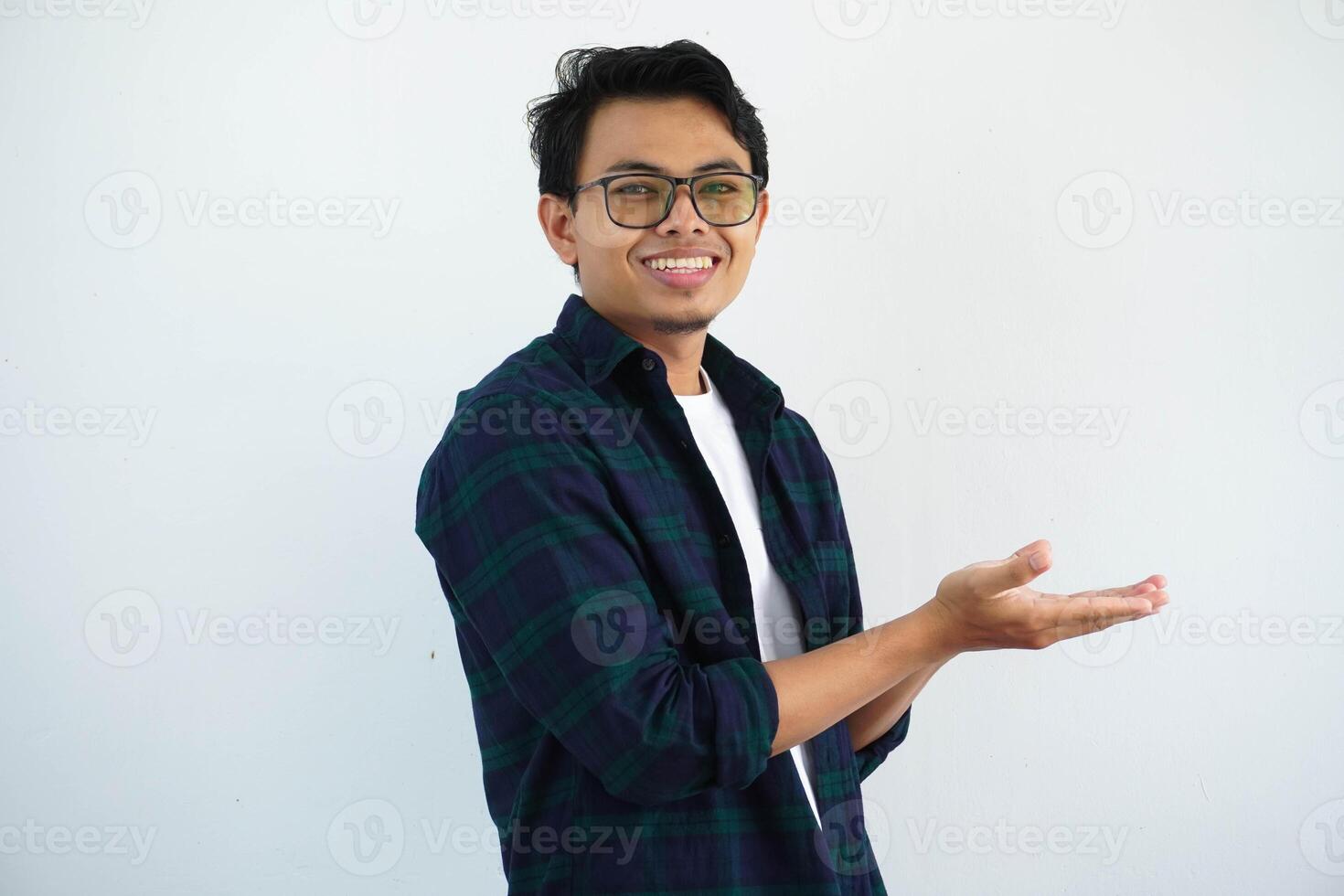 kant visie van een jong Aziatisch Mens glimlachen met zijn hand- houding Holding iets geïsoleerd Aan wit achtergrond foto