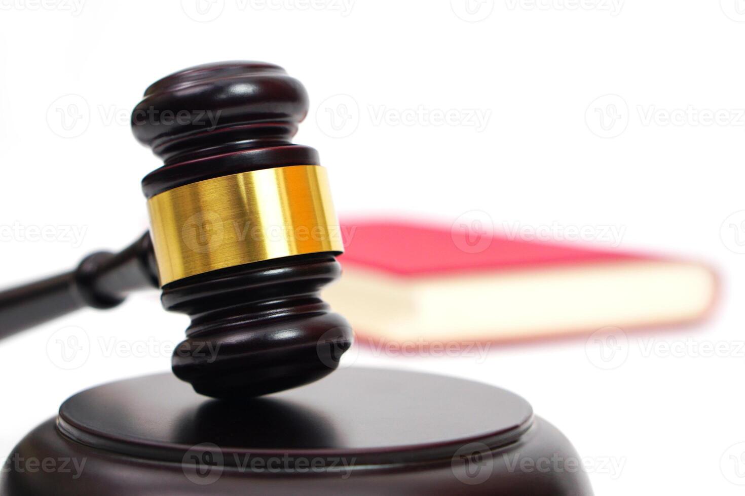 close-up van rechter hamer, advocaat, wet, justitie met wetboek op de achtergrond. foto