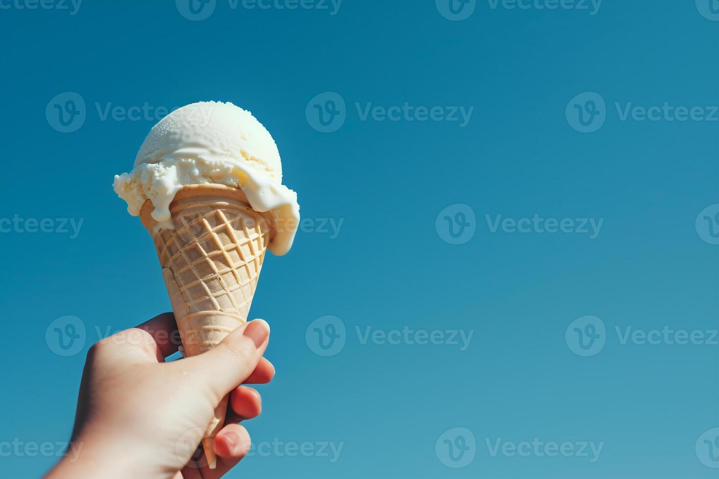 ai gegenereerd zomer genot vanille ijs room ijshoorntje tegen Doorzichtig blauw lucht foto