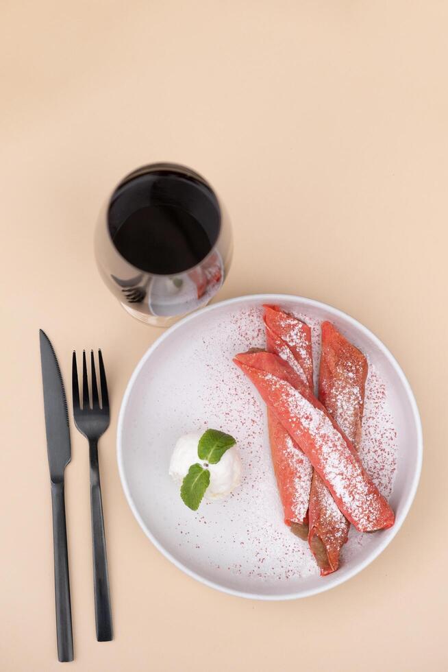 bord met zoet roze pannekoeken en ijs room met koffie glas top visie Aan beige achtergrond foto