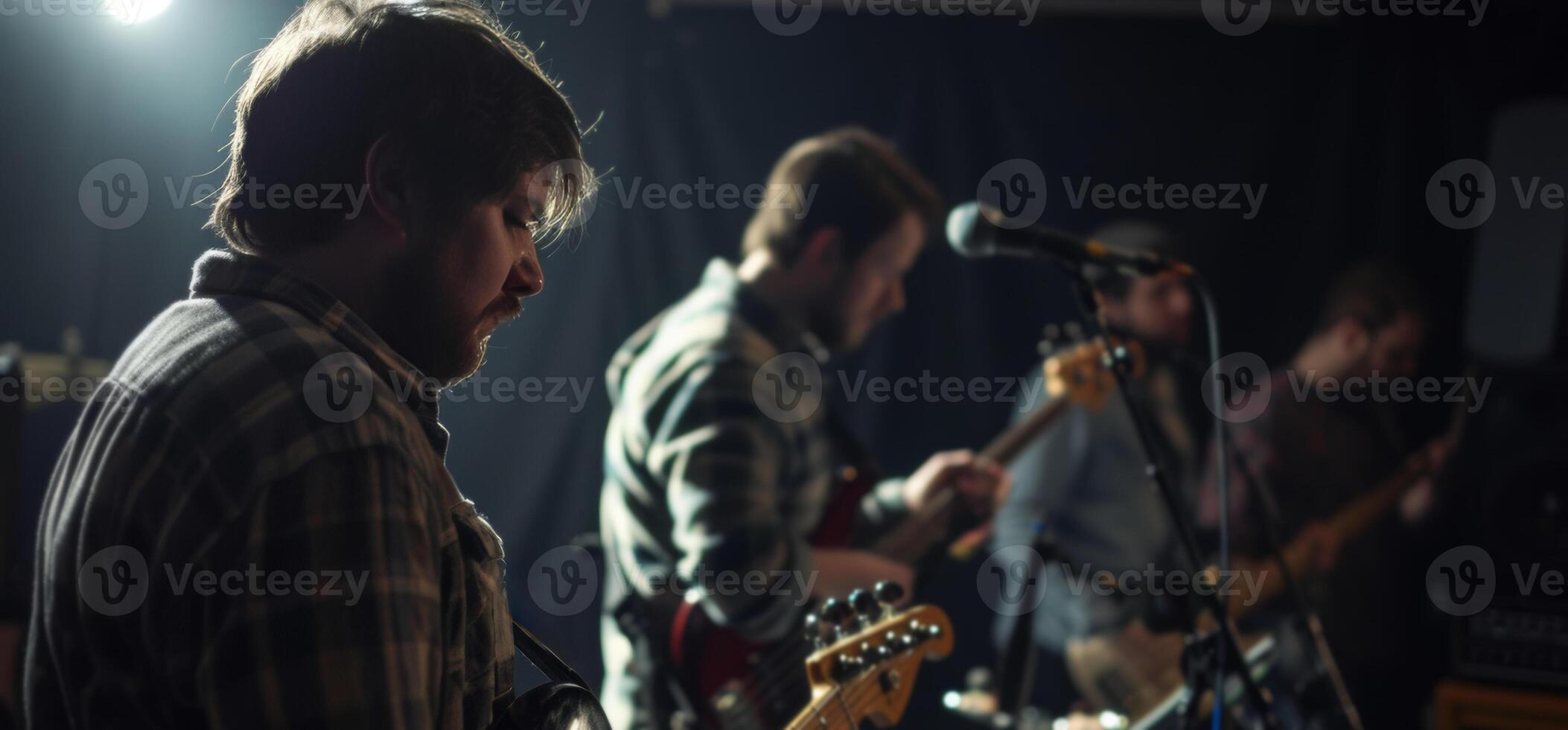 ai gegenereerd muzikanten in een donker studio met gloeiend instrumenten en versterkers, experimenteren en samenwerken. foto