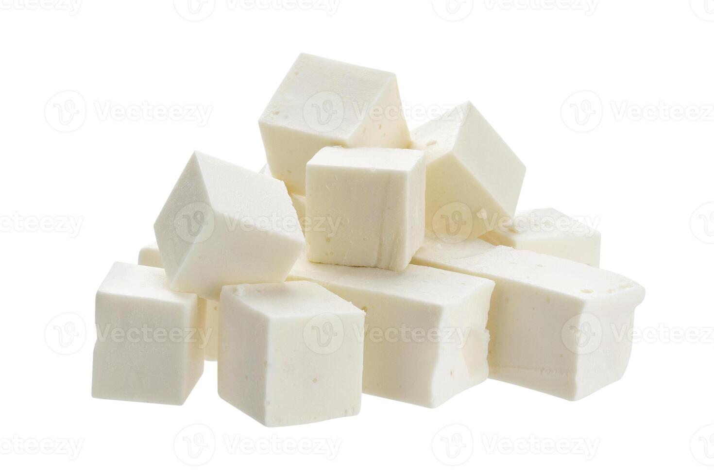 hoop van in blokjes gesneden feta kubussen geïsoleerd Aan wit achtergrond foto