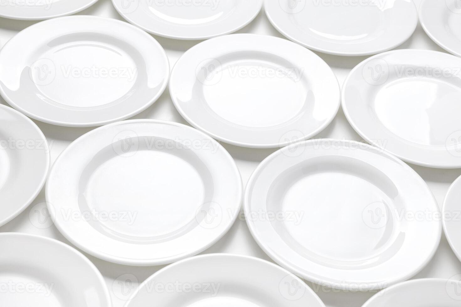 veel wit borden Aan tafel, patroon van gerechten foto