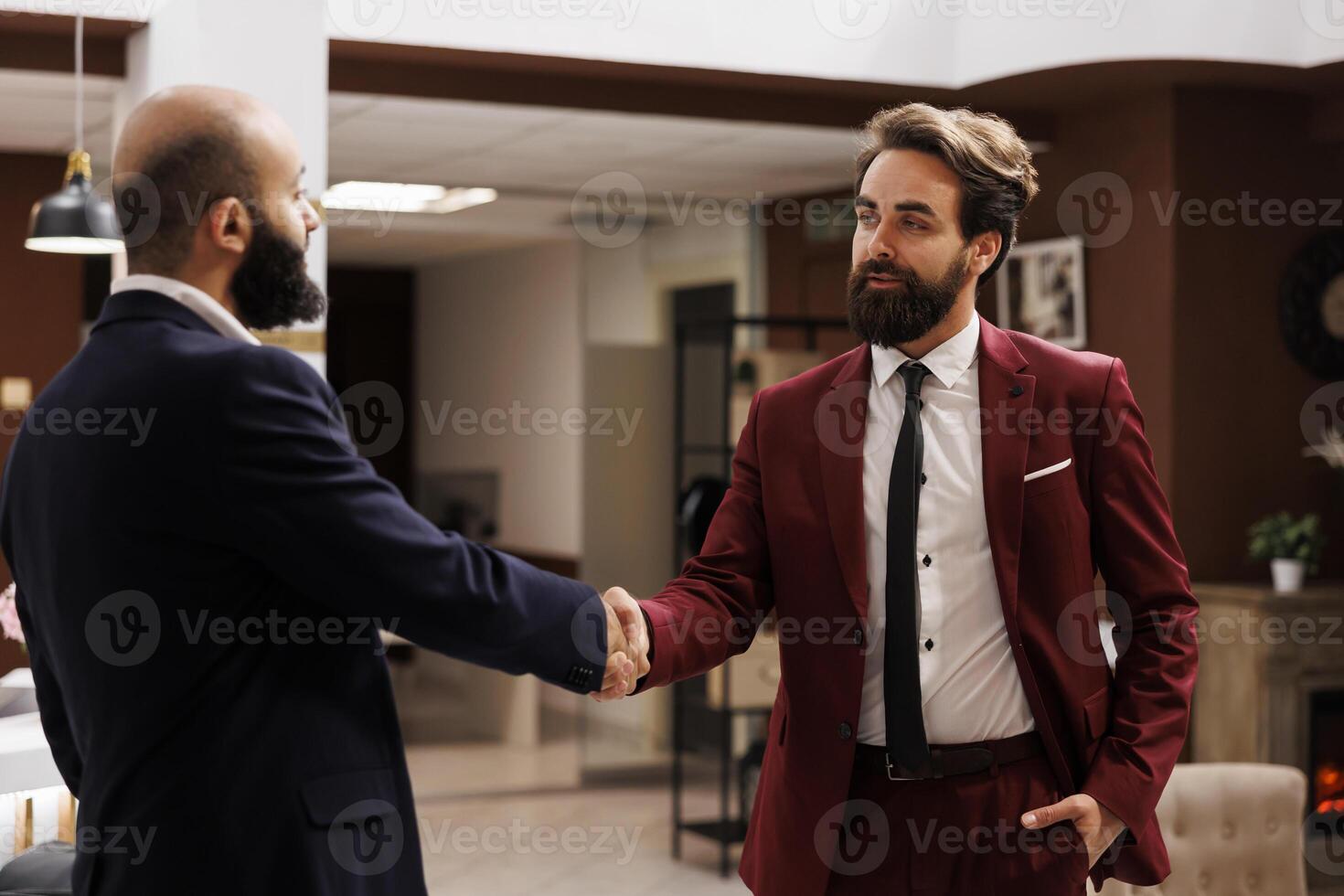 bedrijf partners schudden handen na ontmoeting, beslissen naar werk samen Aan toekomst samenwerken, geslaagd Internationale conferentie. twee professionals akkoord gaan naar samenwerken, smederij allianties. foto