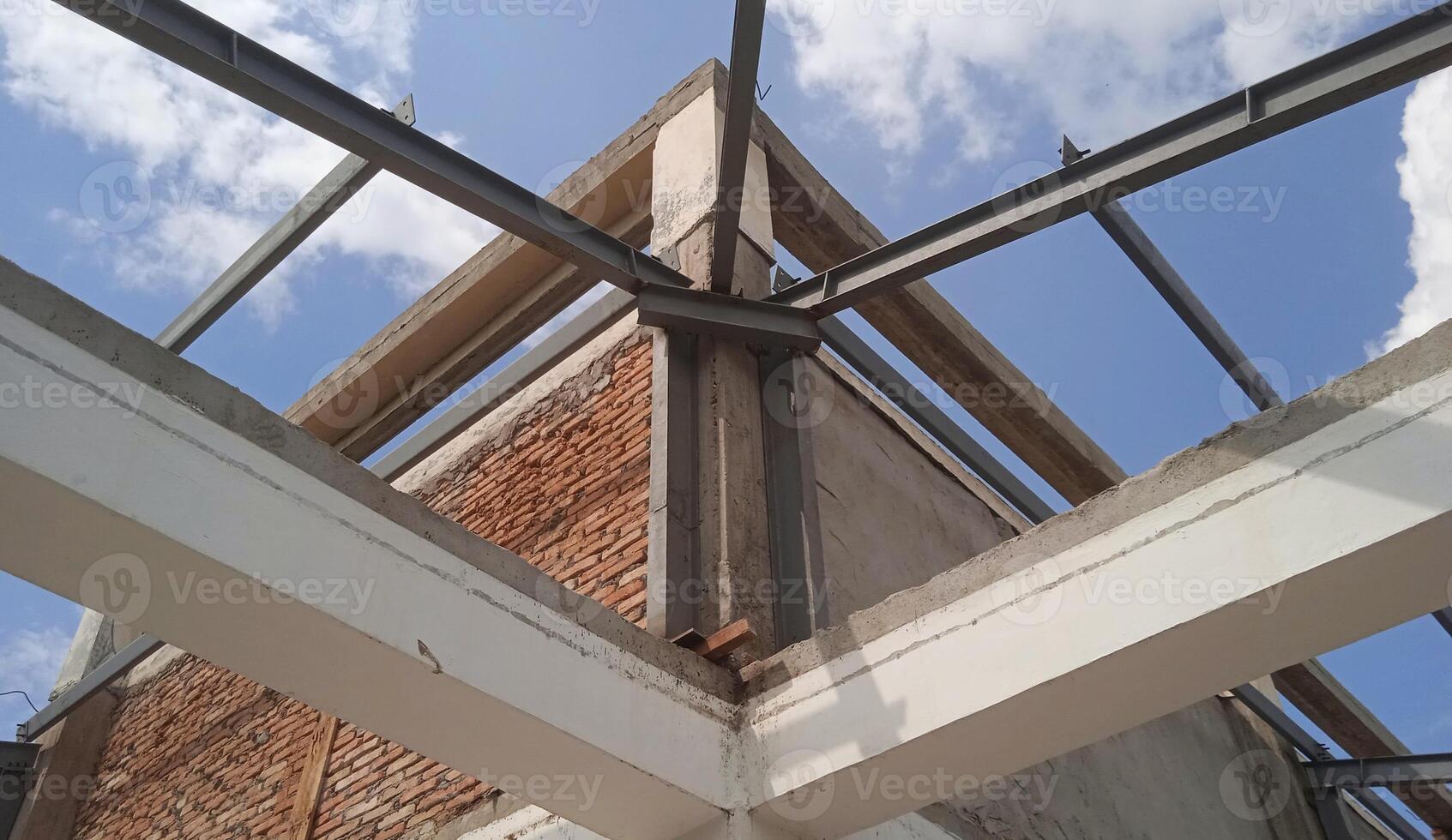 structuur van staal voor gebouw bouw Aan lucht achtergrond. foto