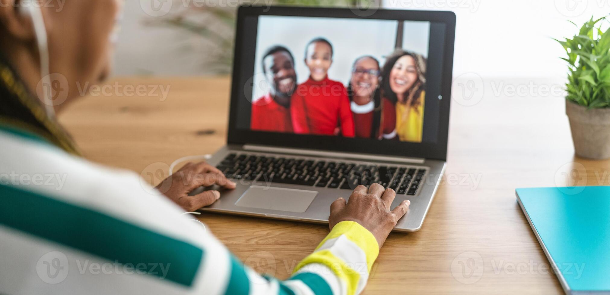 gelukkig afro familie hebben video telefoontje met laptop cam gedurende corona virus het uitbreken foto