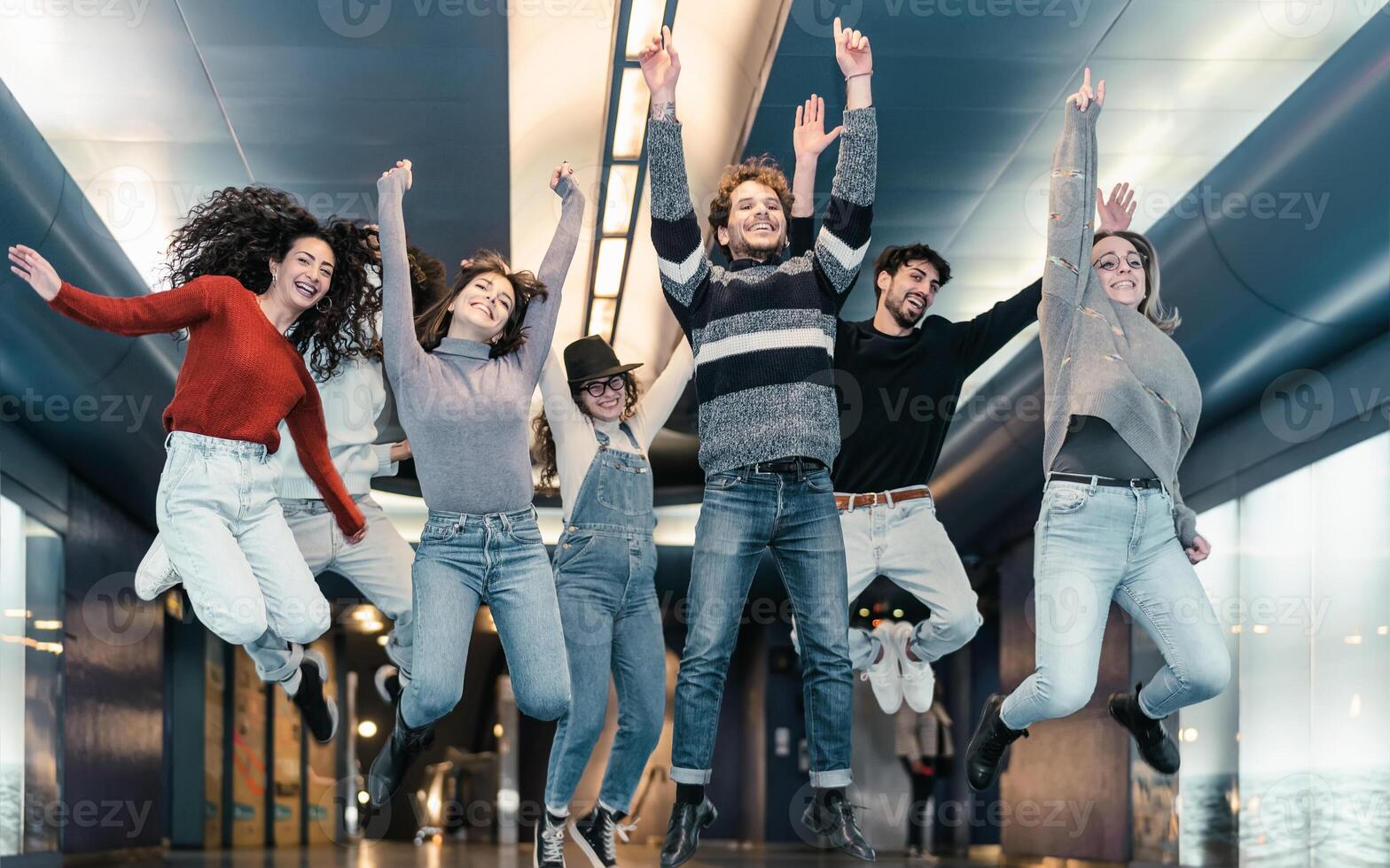 gelukkig jong vrienden hebben pret jumping in metro ondergronds grootstedelijk - jeugd millennial vriendschap levensstijl concept foto