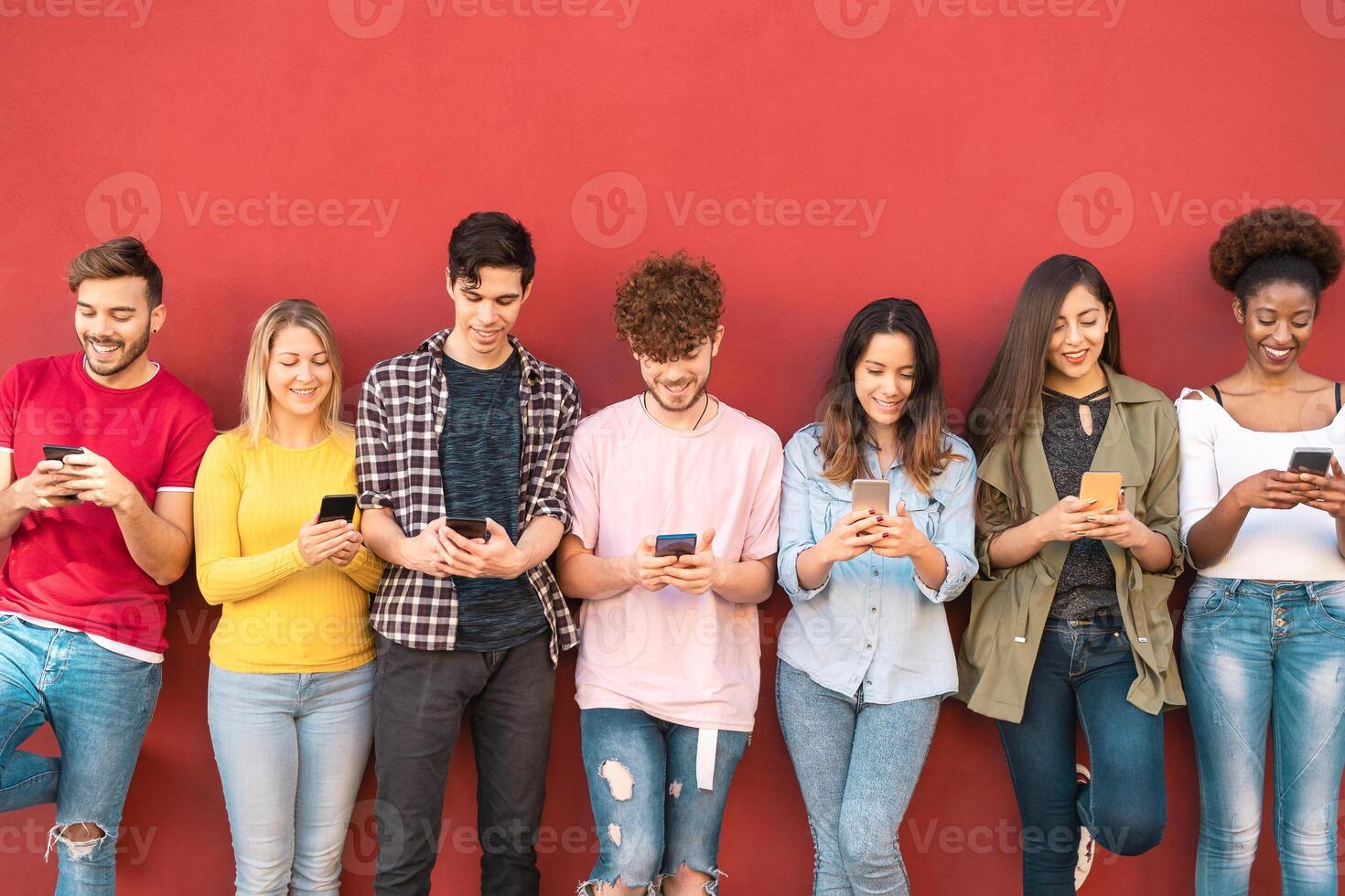 groep jong vrienden gebruik makend van mobiel smartphone buitenshuis - millennial generatie hebben pret met nieuw trends sociaal media apps - jeugd technologie mensen verslaafd - rood achtergrond foto