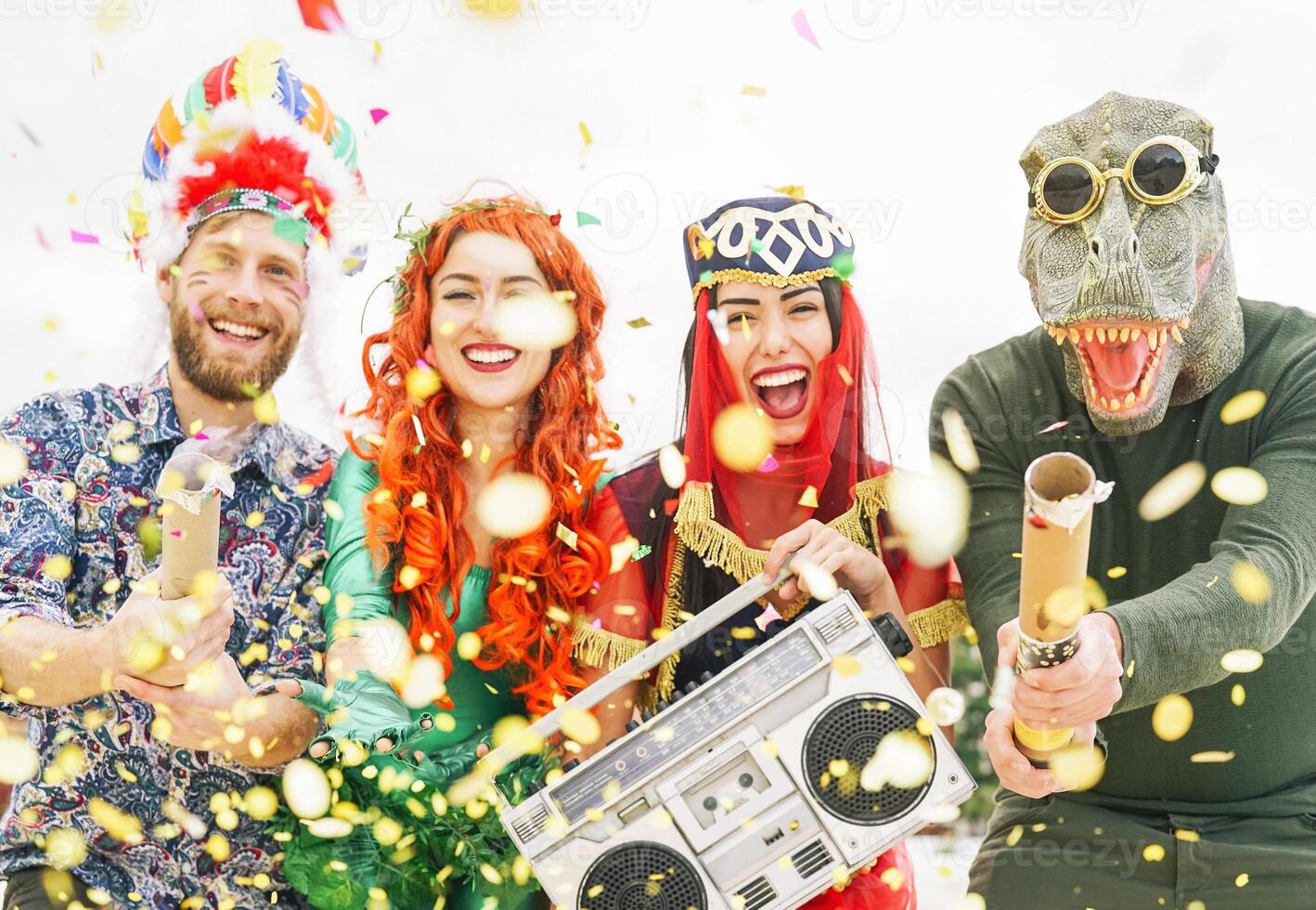 gelukkig vrienden vieren carnaval partij evenement buitenshuis - jong gek mensen hebben pret vervelend kostuums luisteren muziek- met wijnoogst boombox stereo - jeugd modieus vakantie cultuur levensstijl concept foto