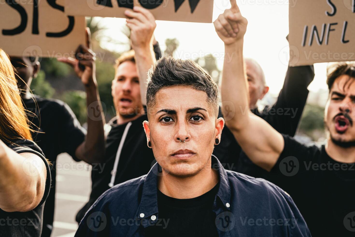 multiraciaal mensen protesteren tegen financieel crisis en globaal inflatie - economisch gerechtigheid activisme concept foto