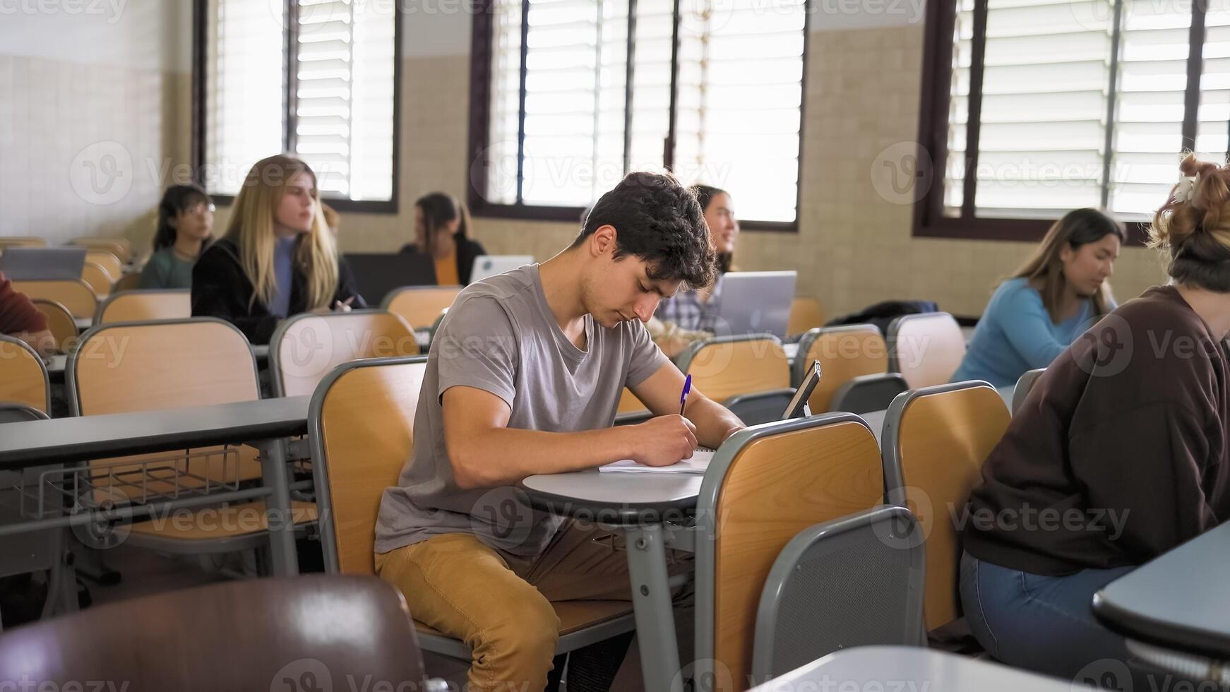 jong mensen aan het studeren binnen Universiteit klas - school- onderwijs concept foto