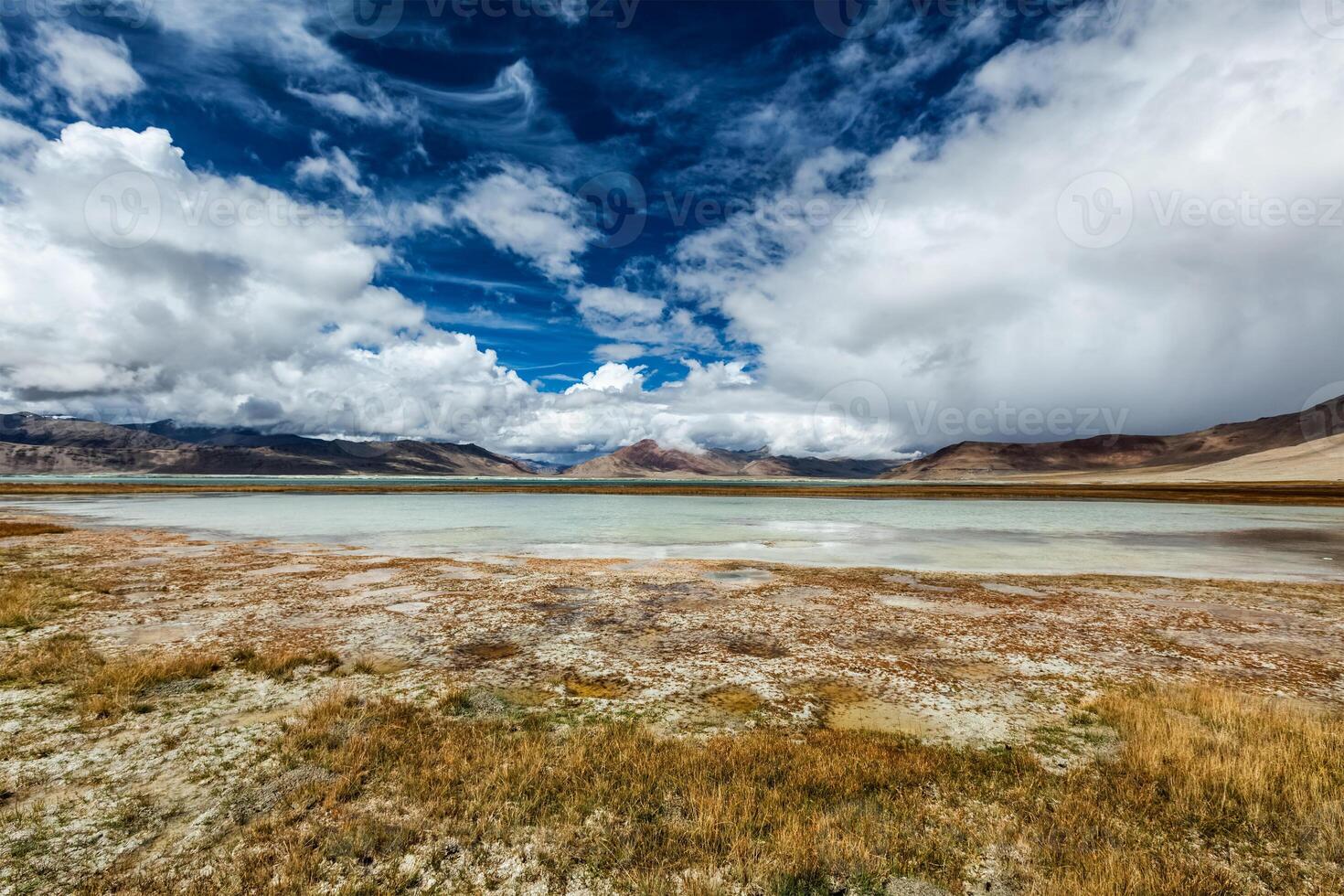 tso kar fluctuerend zout meer in Himalaya foto