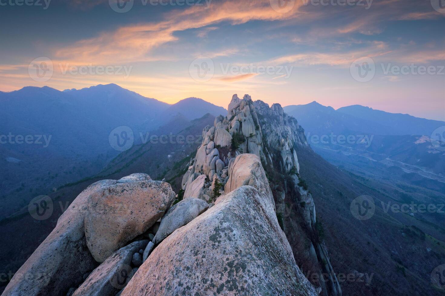 visie van ulsanbawi rots top Aan zonsondergang. seoraksan nationaal park, zuiden corea foto