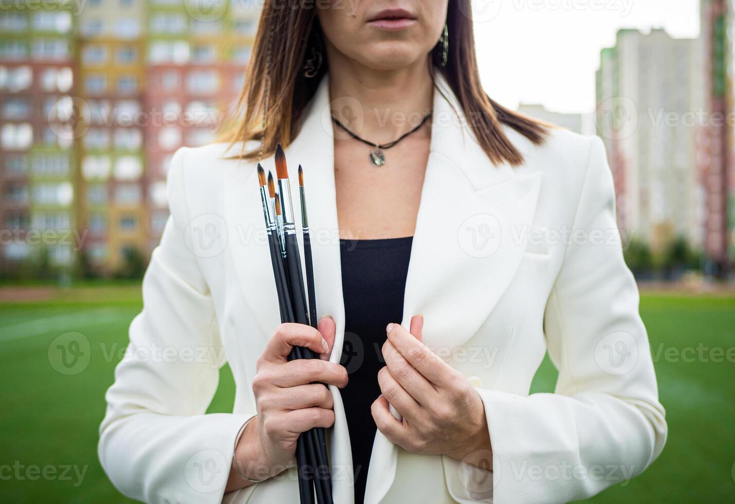 brunette, vrouw artiest verven in natuur. foto